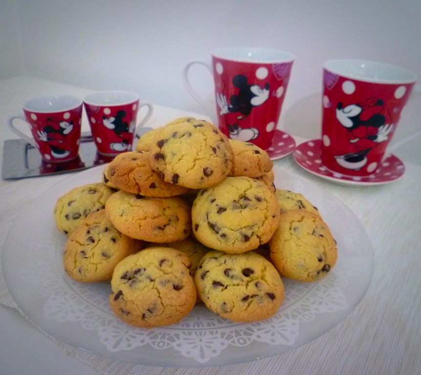 cookies-al-cioccolato con tazze topolino