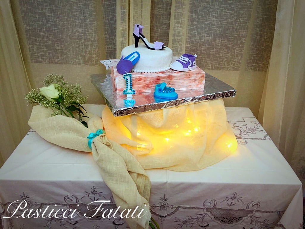 torta alle barbabietole decorata con scarpe