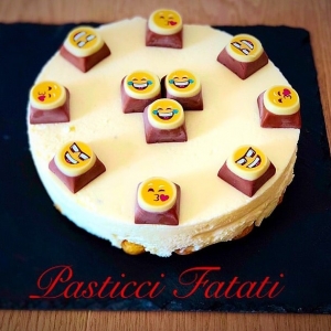 torta con cioccolatini emoticon