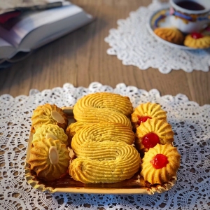 Biscotti S, con ciliegina e con mandorla in frolla montata