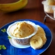 muffin con fette di banana su piattino