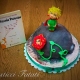 torta del pianeta del piccolo principe con una copia del libro