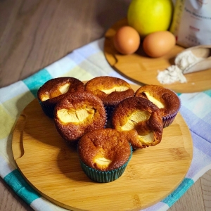 Muffin al farro e mele con ingredienti sullo sfondo