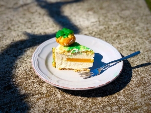 fetta torta pulcino strabico tagliata, stratificazione