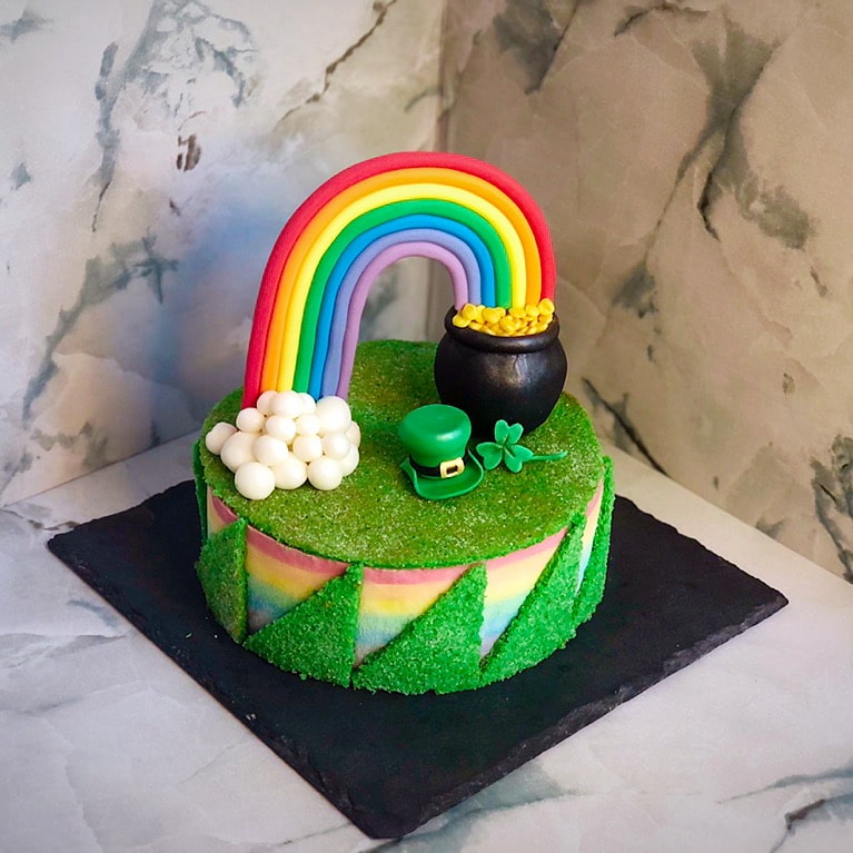 rainbow fresh cake decorata con pentola d'oro alla fine dell'arcobaleno