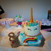 unicorn cake con meringhe e scatole unicorno