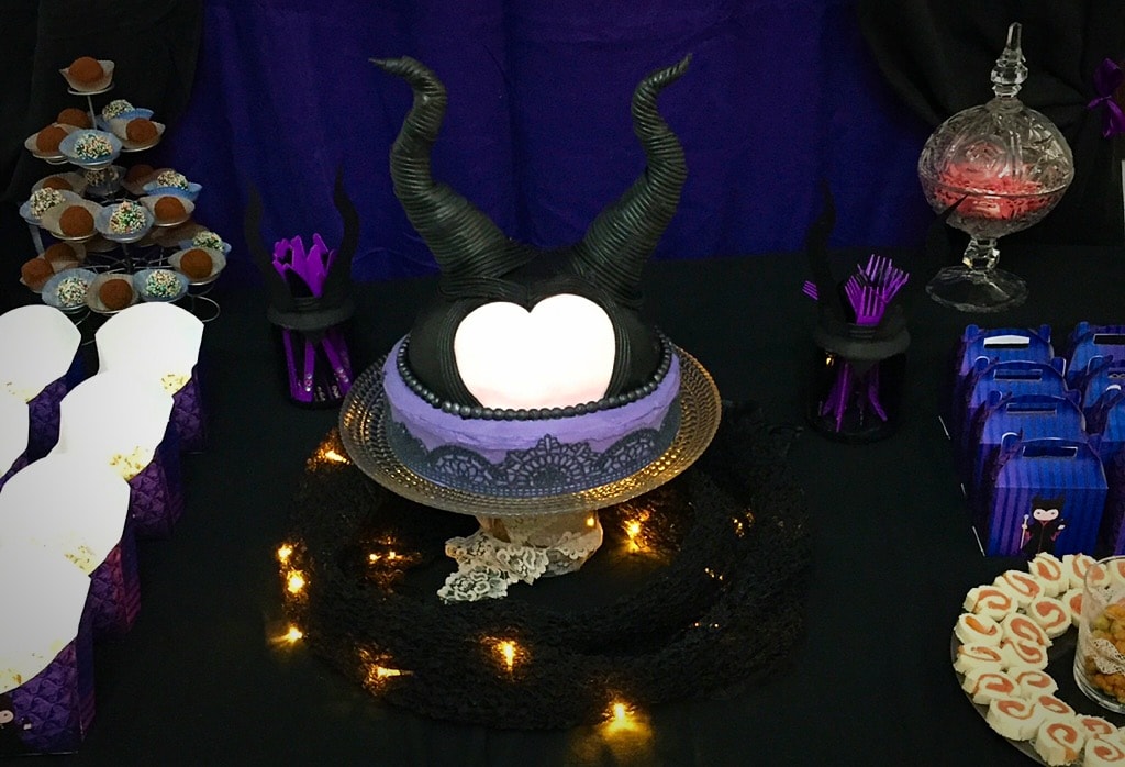 maleficent's cake su sweet table con lucine accese