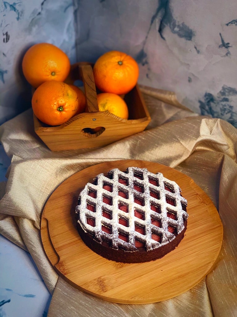 crostata arancia e cacao su vassoio in legno