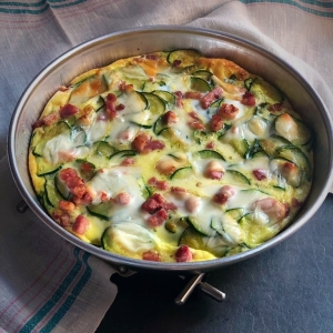 zucchine in teglia con patate pancetta uova e scamorza