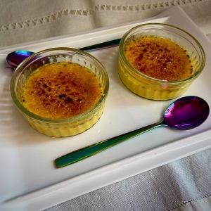 Crème brûlée con due cucchiaini