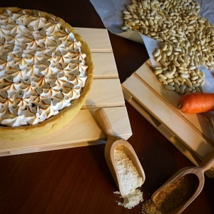 crostata di carote meringata con gli ingredienti