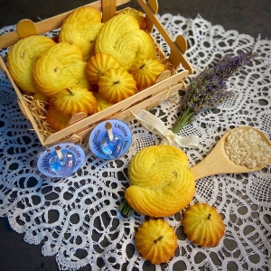 biscottini alla lavanda nella cassettina di legno - lavender biscuits