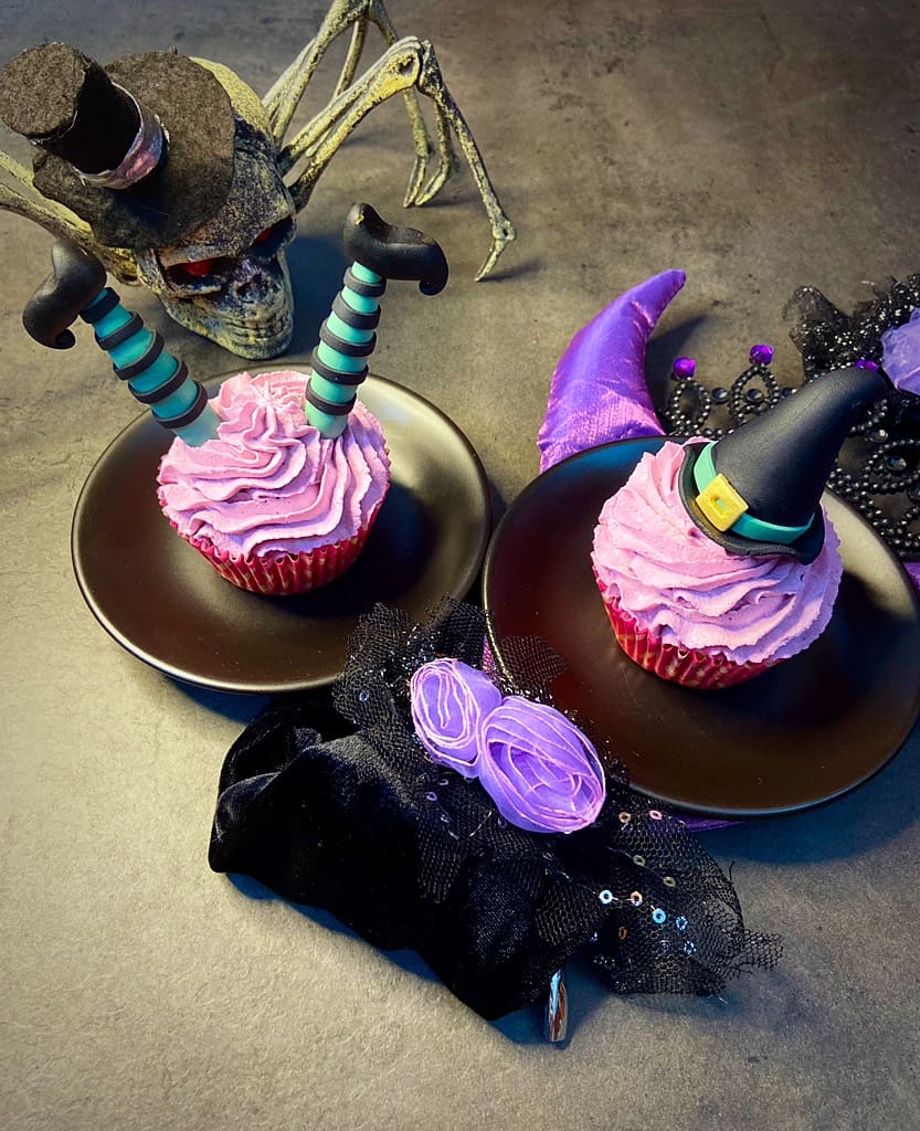 cupcakes decorati con decorazioni a tema halloween in pasta di zucchero