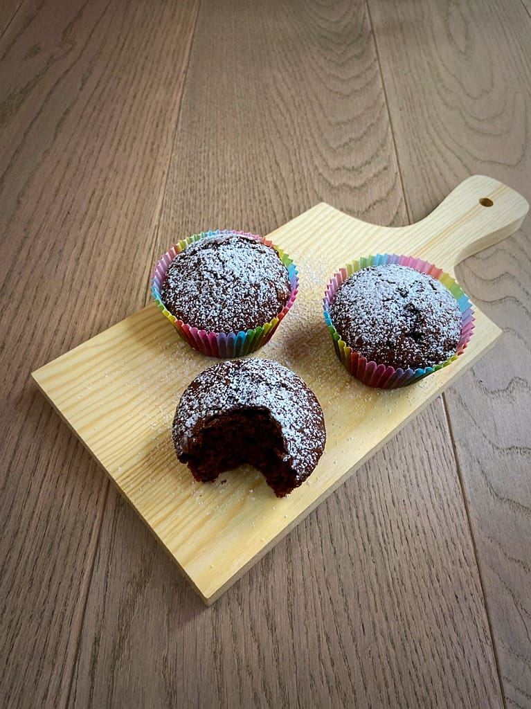 muffins al cioccolato non dairy su tagliere di legno