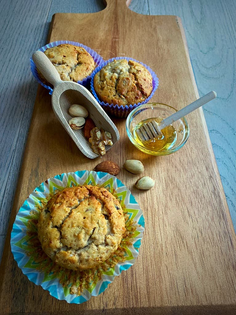 muffins alla frutta secca e miele foto verticale e vista dall'alto