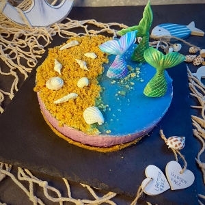 cheeseake ai mirtilli con decorazione a tema mare