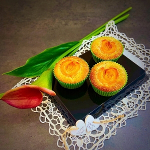 tortini al pistacchio e albicocca con calla sullo fondo