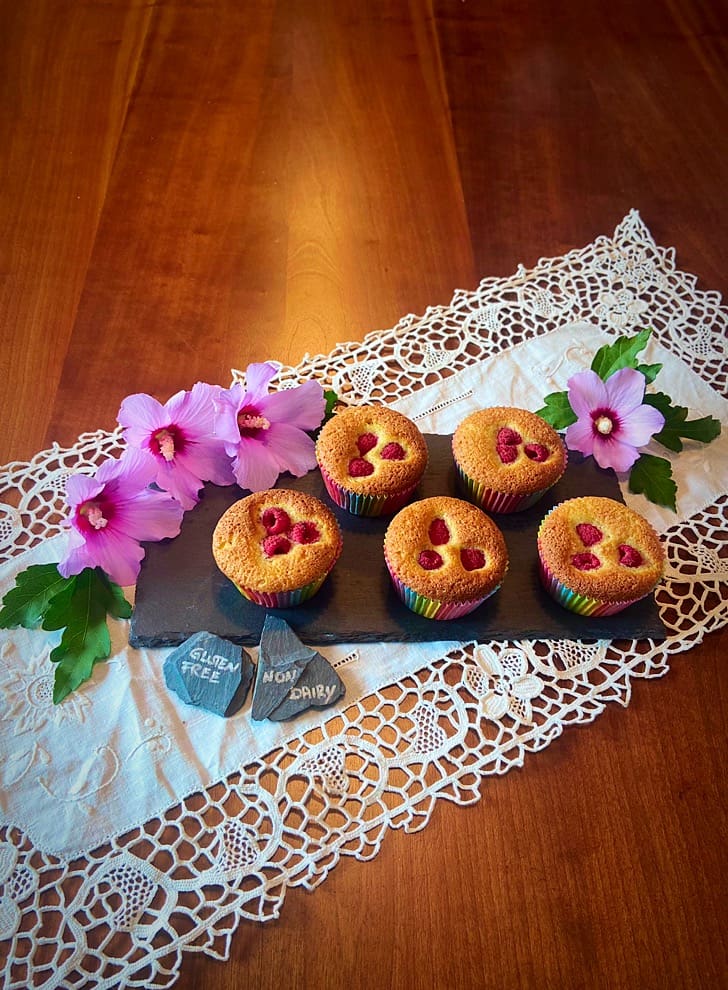 muffins alla banana e lamponi con fiori lilla