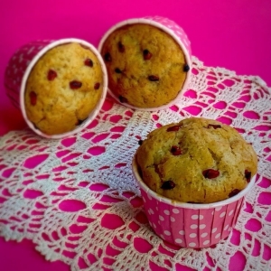 muffins vegani con succo di melagrana in pirottini rosa a pois