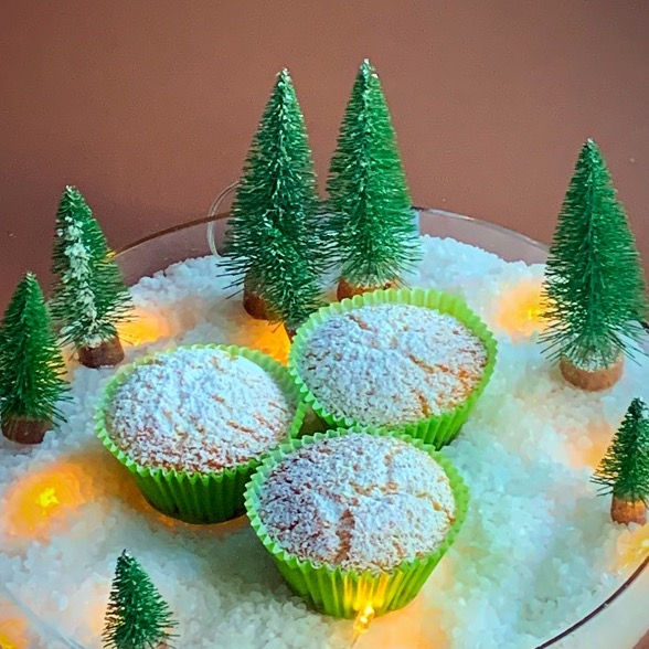 muffins vegani gluten free alla'arancia su neve illuminata