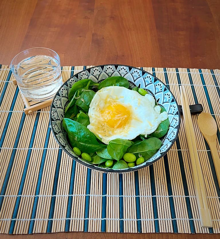 green bowl spinaci uova edamame