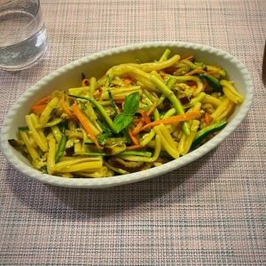 pasta all'ortolana con melanzane, zucchine carote e uova