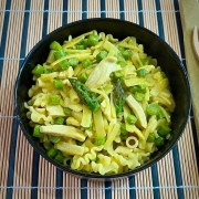 piatto nero con pasta pollo e asparagi, con crema curcuma e masala