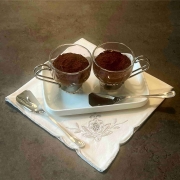 budino al gusto cappuccino vegano e gluten free, con una spolverata di cacao